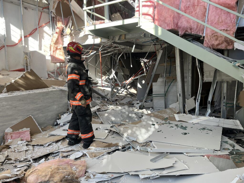 Un policía muerto y 14 personas heridas en explosiones en noroeste de Ucrania - AlbertoNews