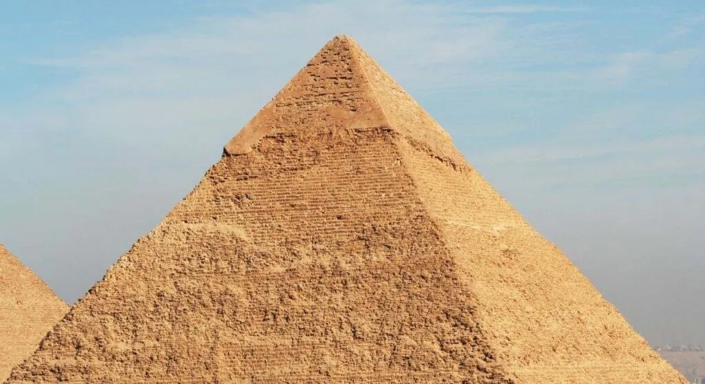 Un satélite descubre una desconocida y enorme estructura subterránea enterrada bajo la pirámides de Giza