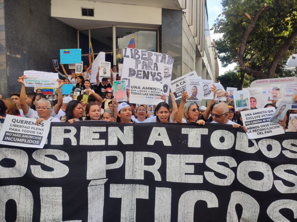 Familiares de presos políticos se concentran en el Palacio Legislativo: “Una amnistía a medias no es justicia”