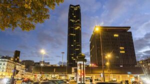 Una ola de amenazas de bomba obliga a evacuar la Torre Montparnasse, el Sciences Po y varios rascacielos e instituciones de París | elperiodico.com
