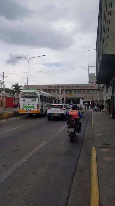 Usuarios piden considerar una parada de busetas en la avenida Venezuela