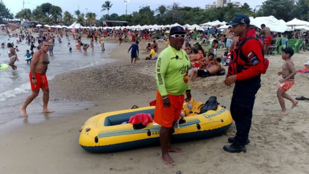 Venezolanos disfrutan de playas, ríos y parques