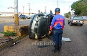 Vuelco de mini pick up Volkswagen en la Av. Jesús Subero dejó al conductor lesionado