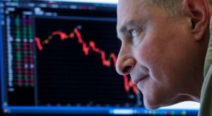 Wall Street cierra febrero en rojo ante los temblores en la banca por las ‘cucarachas’ y la IA