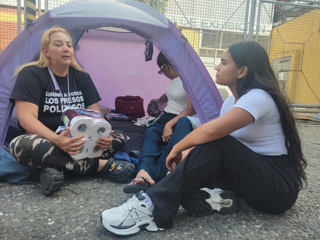Zona 7 y El Helicoide, epicentros de la resistencia: estudiantes acompañan a familiares día y noche