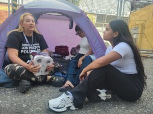 Zona 7 y El Helicoide, epicentros de la resistencia: estudiantes acompañan a familiares día y noche