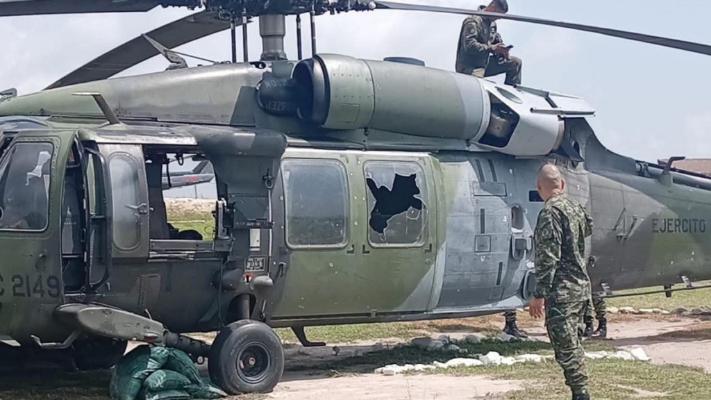 autoridades investigan quién atacó el aeronave