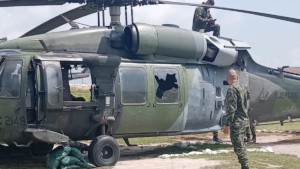 autoridades investigan quién atacó el aeronave