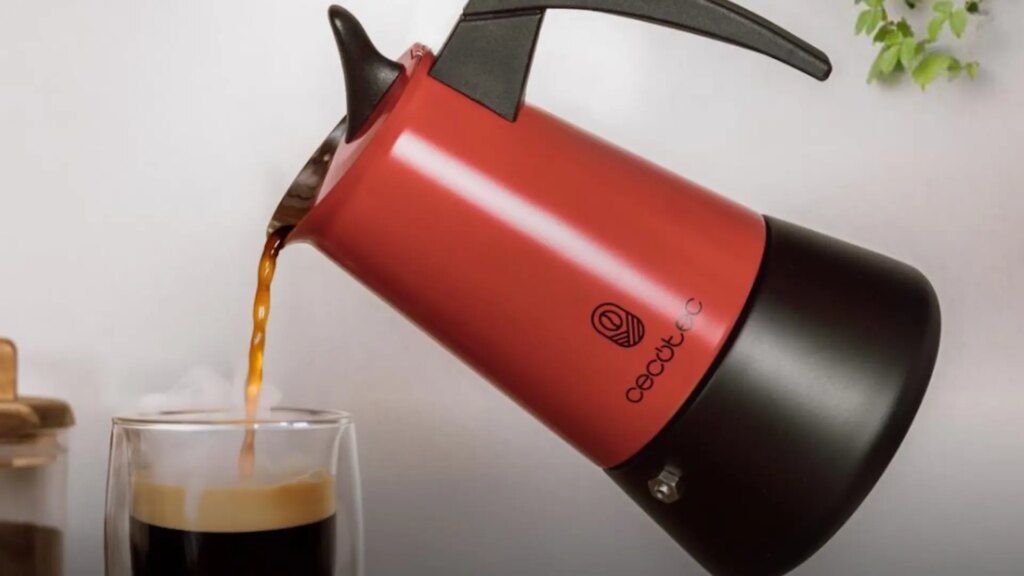 esta cafetera es bonita, barata y tiene gran capacidad en un tamaño compacto