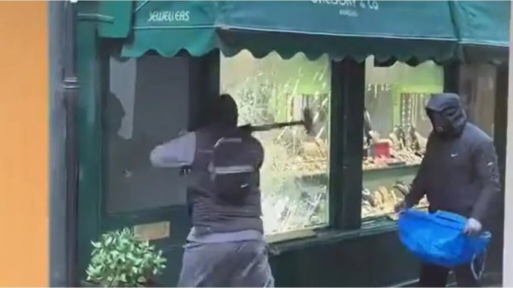 filmaron a ladrones rompiendo el vidrio blindado y escaparon con artículos de lujo
