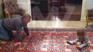 revelan nuevas fotos polémicas del expríncipe Andrés jugando junto a un niño