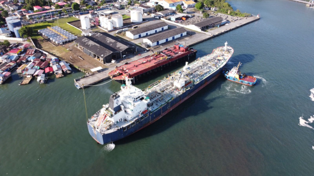 trajo 74.000 barriles de combustible desde Estados Unidos