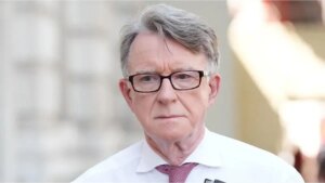 un exembajador británico en EEUU renunció al partido laborista tras la desclasificación de nuevos archivos