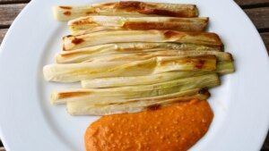 ¿Salsa de calçots y/o salsa romesco? Más allá del debate, la receta (básica)