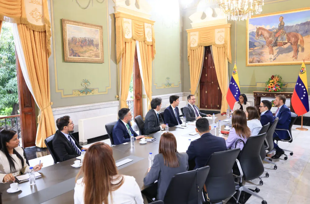 Delcy Rodríguez se reúne en Miraflores con misión diplomática que representará a Venezuela en EE.UU. - AlbertoNews
