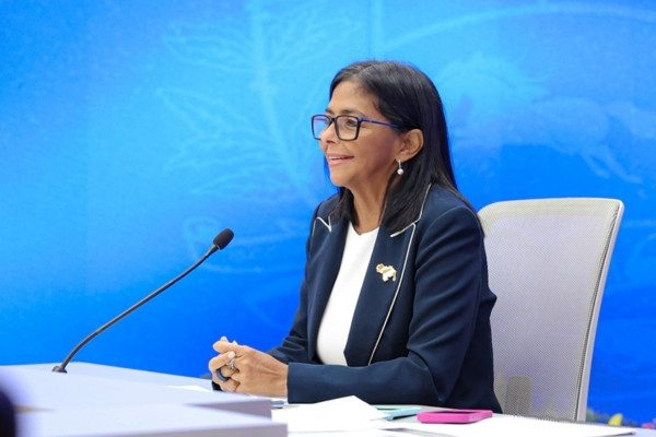 Delcy Rodríguez promete seguridad a inversiones de EEUU "indistintamente de alternancias"
