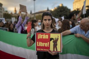 ATAQUE A IRÁN | Opositores iraníes en España apoyan la ofensiva de EEUU e Israel: «La inmensa mayoría del pueblo iraní estaba pidiendo a gritos que alguien hiciera algo» | elperiodico.com