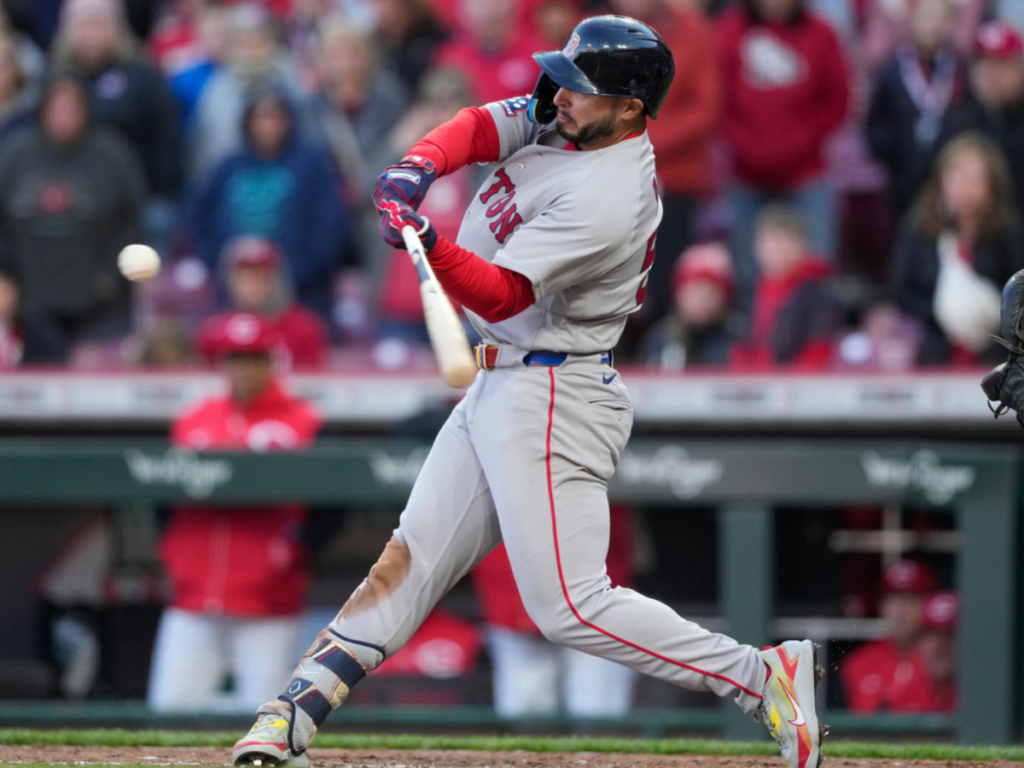 Abreu sacude HR clutch pero Boston cae ante Cincinnati