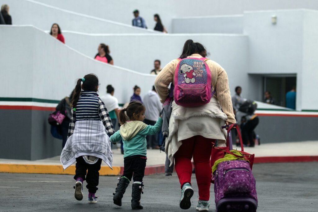 Al menos 11 mil niños estadounidenses son separados de padres en redadas migratorias en EEUU
