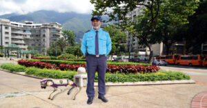 Alcaldía de Chacao contrata vigilante para que no se roben sus robots vigilantes – El Chigüire Bipolar