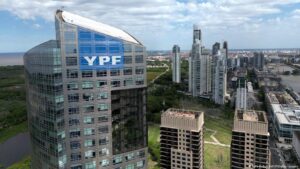 Argentina evita pagar 16.100 millones de dólares por YPF