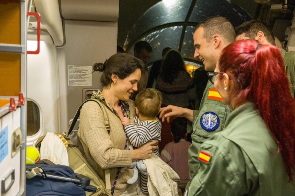 Aterriza en España un tercer avión militar con 251 evacuados de Oriente Próximo