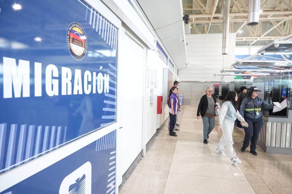 Aterrizó en Maiquetía otro vuelo con más de 140 migrantes deportados de EEUU