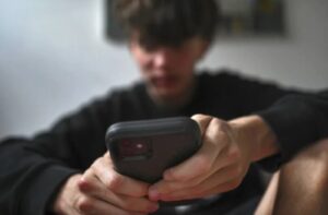 Australia detecta fallos en el control de edad de redes sociales y amenaza con sanciones – AlbertoNews
