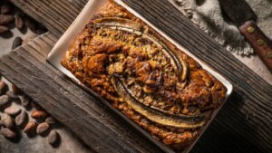 Bizcocho de plátano, una receta económica sin azúcar perfecta para cuidarse y disfrutar del dulce