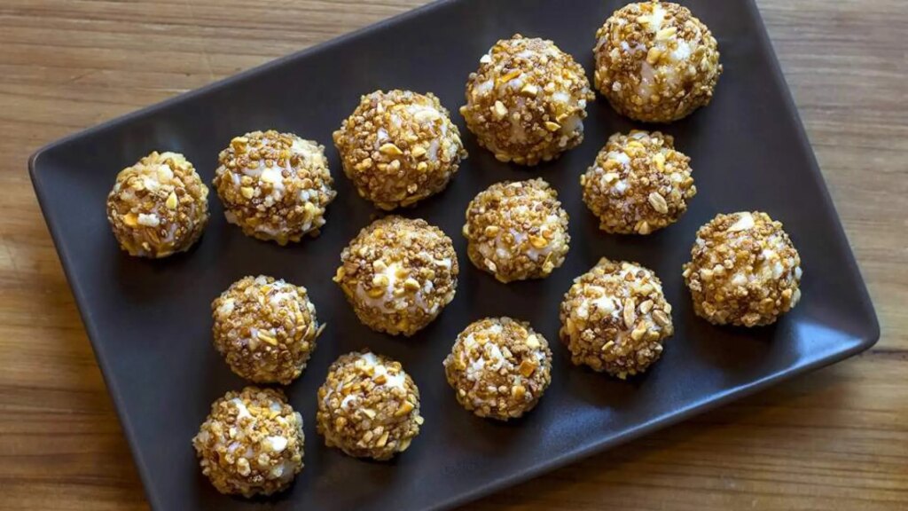 Bolitas de queso de dos ingredientes, una receta barata para servir el mejor aperitivo en tus comidas con amigos