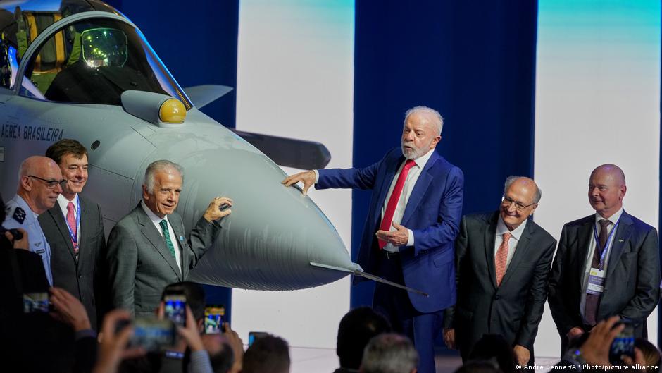 Brasil presenta el primer caza supersónico fabricado allí