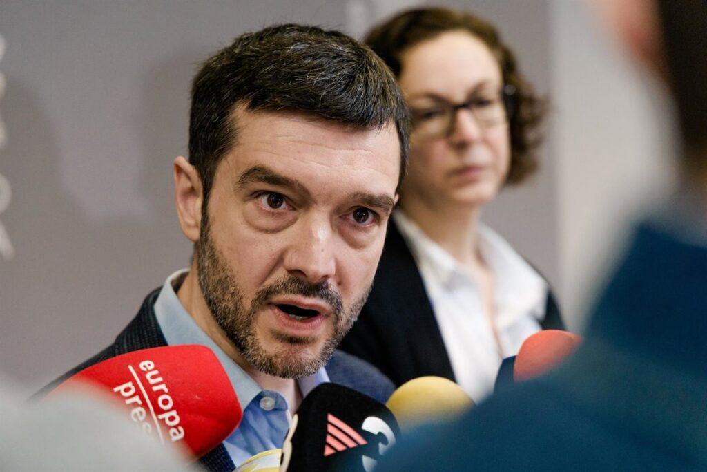 Bustinduy pide "presión por tierra, mar y aire" para aprobar la prórroga de alquileres y ofrece a Junts negociar