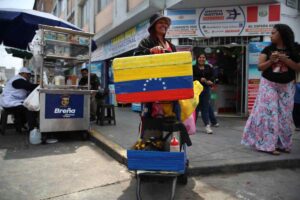 Candidato presidencial peruano propuso expulsar a migrantes irregulares venezolanos