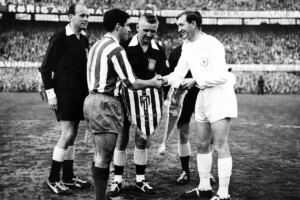 Champions: El codazo a Adelardo y la Recopa perdida en el único precedente entre Atlético y Tottenham: «Eran todos unos bestias» | Champions League 2025 | elmundo.es