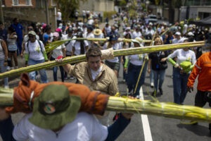 Cientos de Palmeros de Chacao bajan de El Ávila para dar inicio a la Semana Santa (FOTOS)