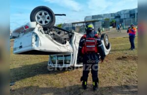 Colisión y vuelco de vehículos frente al Ipasme El Tigre dejó un conductor lesionado