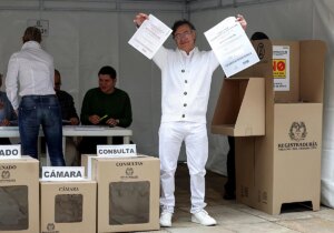 Colombia vota entre la tensión y la esperanza