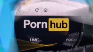 Comisión Europea instó a principales páginas porno a implantar controles para menores de edad