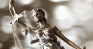Condenada a 25 años de prisión una mujer por dejar morir a dos de sus bebés y congelarlos