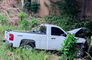 Conductor lesionado tras vuelco de Silverado en puente Los Búfalos de la carretera Barcelona – Píritu