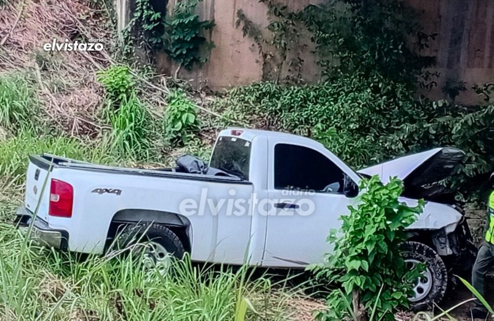 Conductor lesionado tras vuelco de Silverado en puente Los Búfalos de la carretera Barcelona - Píritu