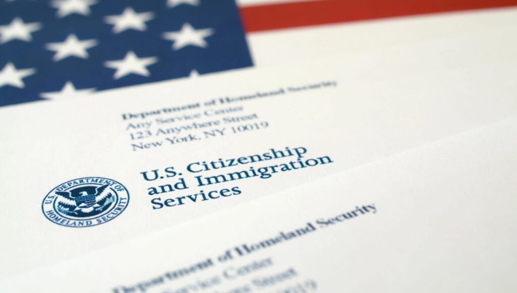 Cubanos y venezolanos, los más afectados por pagos de trámites migratorios congelados en EEUU