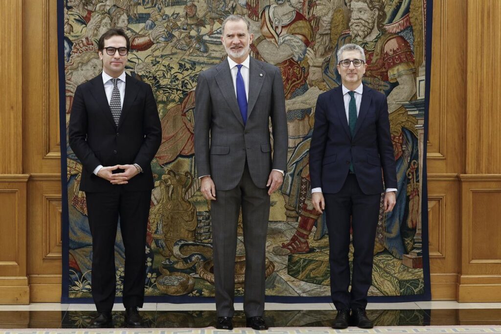 Cuerpo y España prometen sus cargos como vicepresidente primero del Gobierno y ministro de Hacienda ante Felipe VI