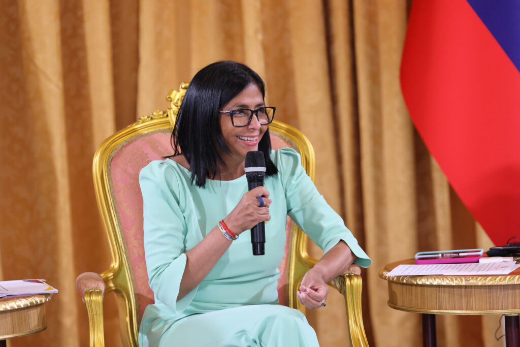 Delcy Rodríguez confirma que diplomáticos viajarán a EE.UU. para "asumir nueva etapa de relaciones" entre Caracas y Washington - AlbertoNews