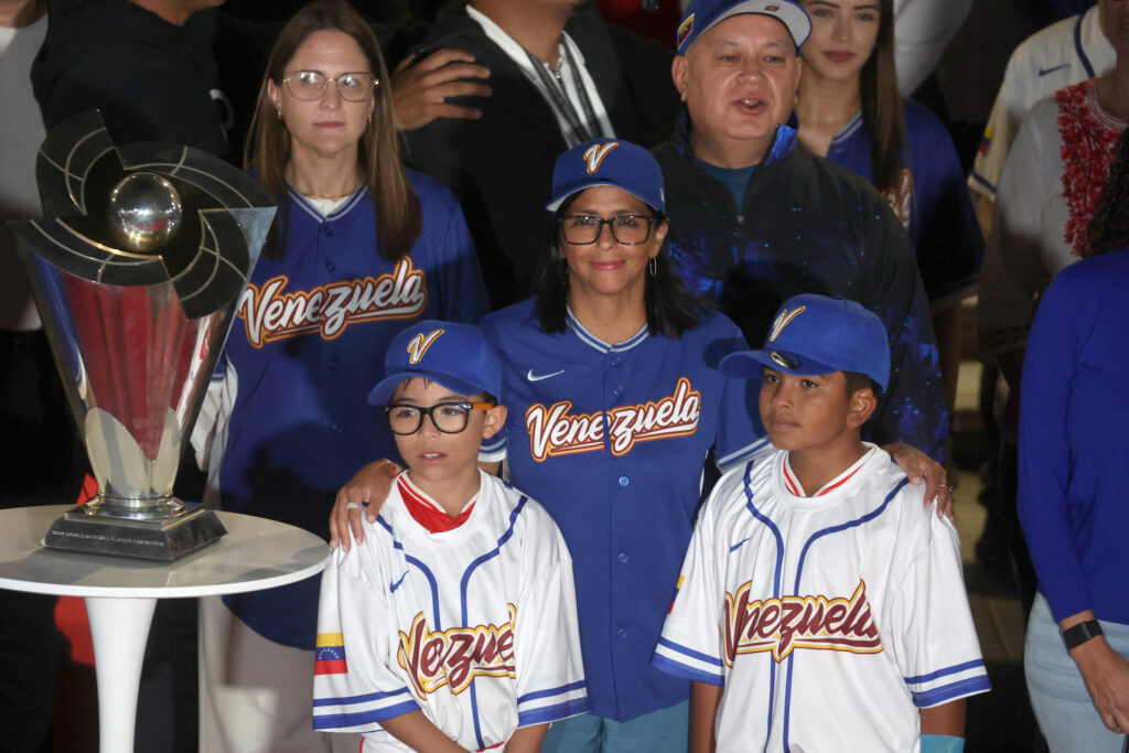 Delcy Rodríguez recibió la copa del Clásico Mundial de Béisbol tras el triunfo de Venezuela ante EE.UU. - AlbertoNews