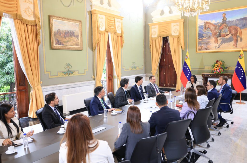 Delcy Rodríguez se reúne en Miraflores con misión diplomática que representará a Venezuela en EE.UU. - AlbertoNews