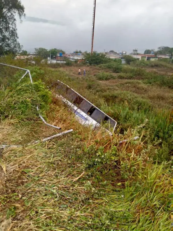 Diez lesionados al volcar unidad de transporte en Michelena tras falla mecánica