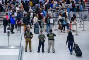 EE.UU. confirmó que ICE seguirá en los aeropuertos hasta que vuelvan «100 % a la normalidad» – AlbertoNews