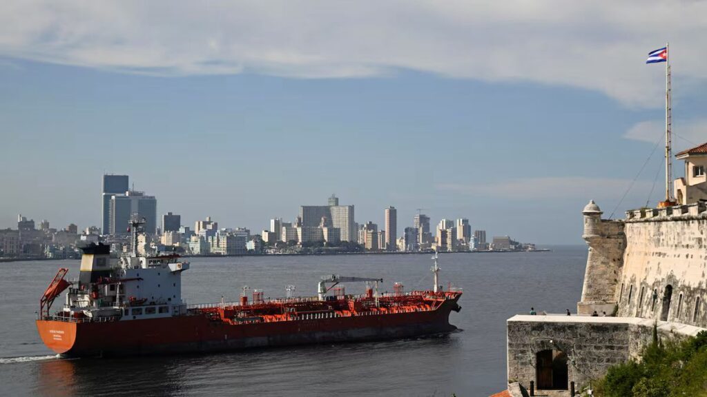 EE.UU. dice que Cuba tiene prohibido recibir petróleo ruso mientras dos cargueros se dirigen a la isla - AlbertoNews
