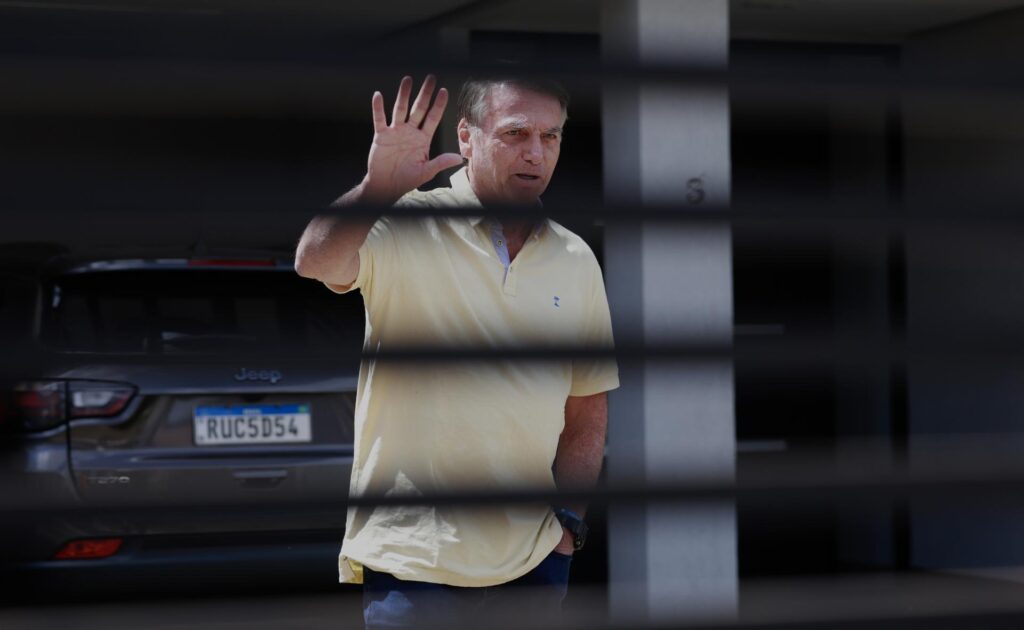 EFE | Sin celular y visitas solo de familia: Las reglas de la prisión domiciliaria de Bolsonaro - AlbertoNews